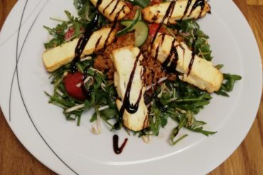 Unterstützt dich beim Abnehmen,  Quinoa-Gemüsepfanne mit Käferbohnen!